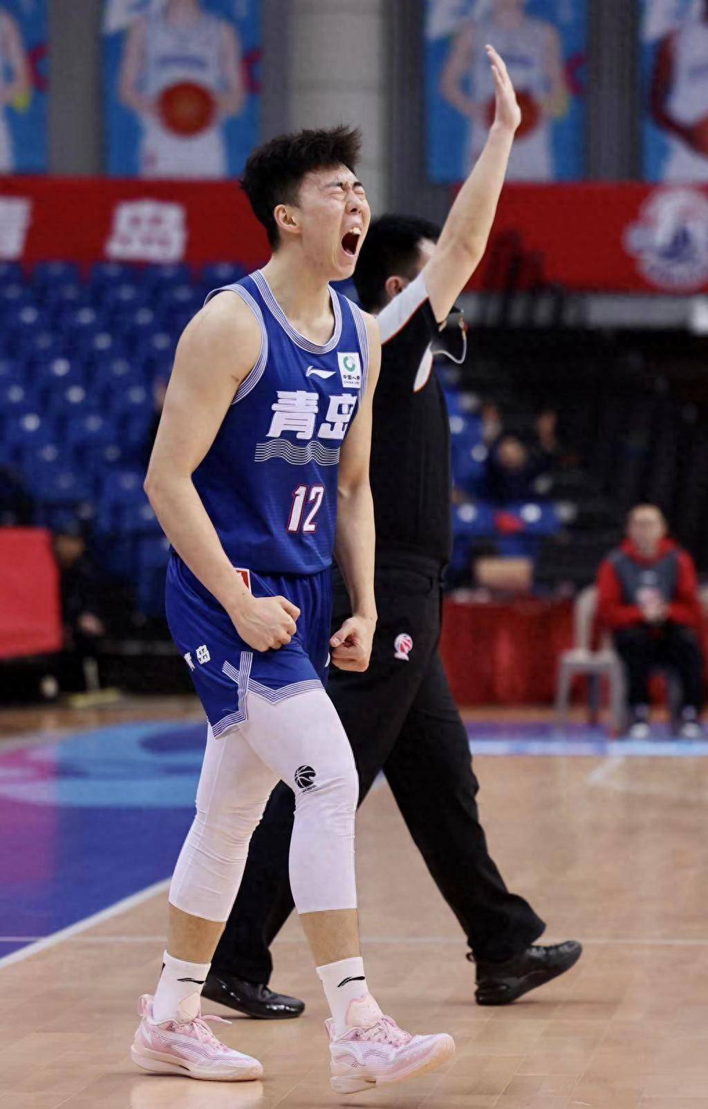 爱游戏登录-国内篮球联赛再度吸引观众围观，场面火爆