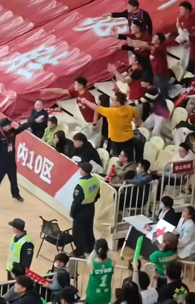 爱游戏官方入口-包含观众赛场爆发争执安保人员维持秩序的词条