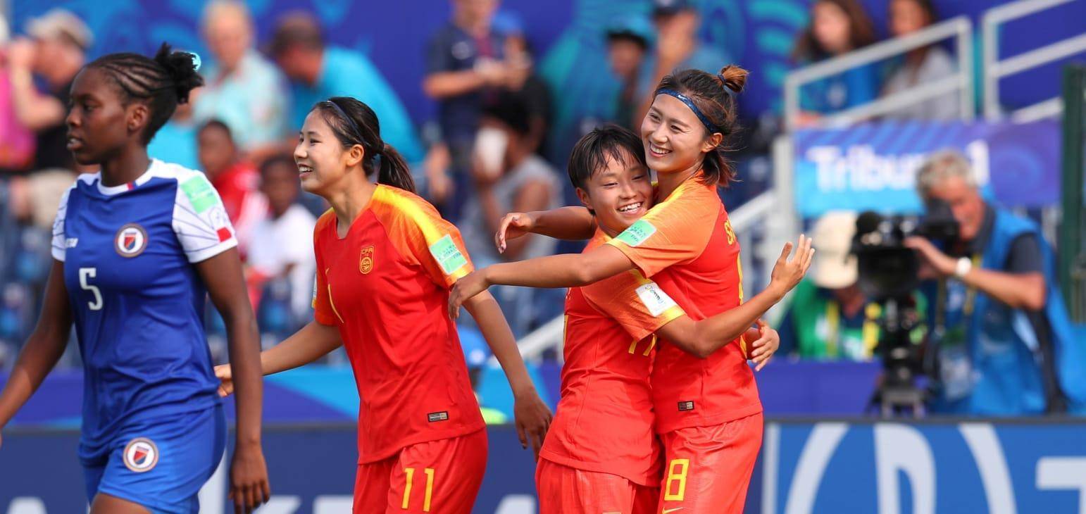 月光下的女足赛场上演一幕幕精彩对决，球员表现抢眼的简单介绍