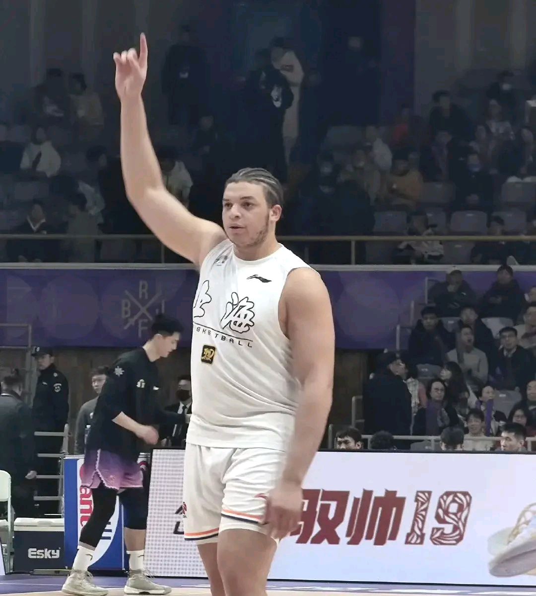 包含外援球员在球场上表现出色,引领球队连胜开局的词条 包含外援球员在球场上表现出色,引领球队连胜开局的词条