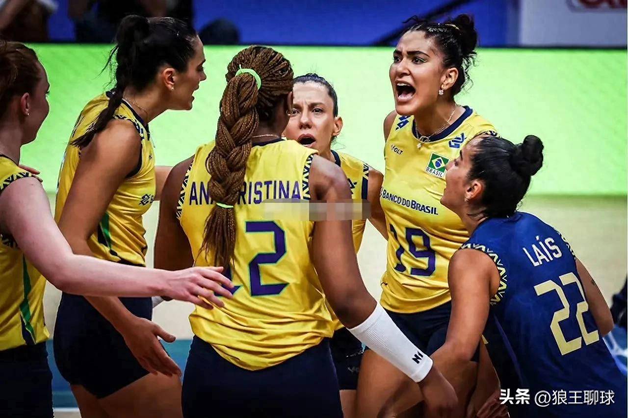 巴西运动员在女子排球比赛中斩获胜利 巴西运动员在女子排球比赛中斩获胜利