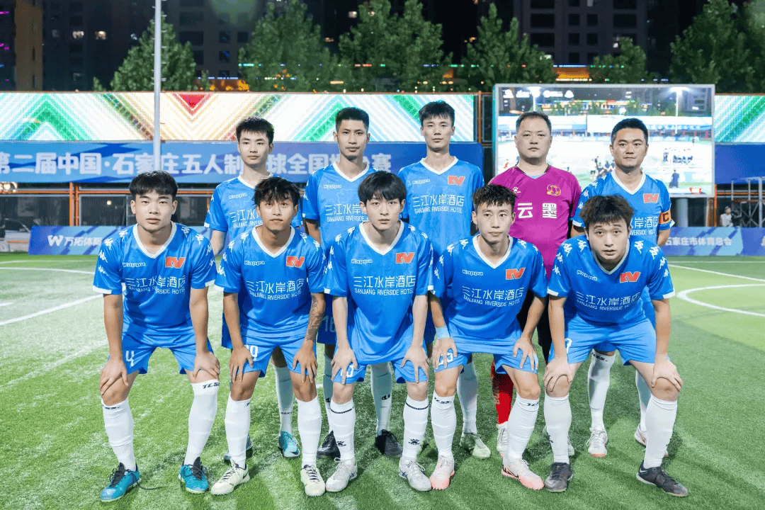 爱游戏网页版-足球比赛搏斗场面，球员展现实力的简单介绍