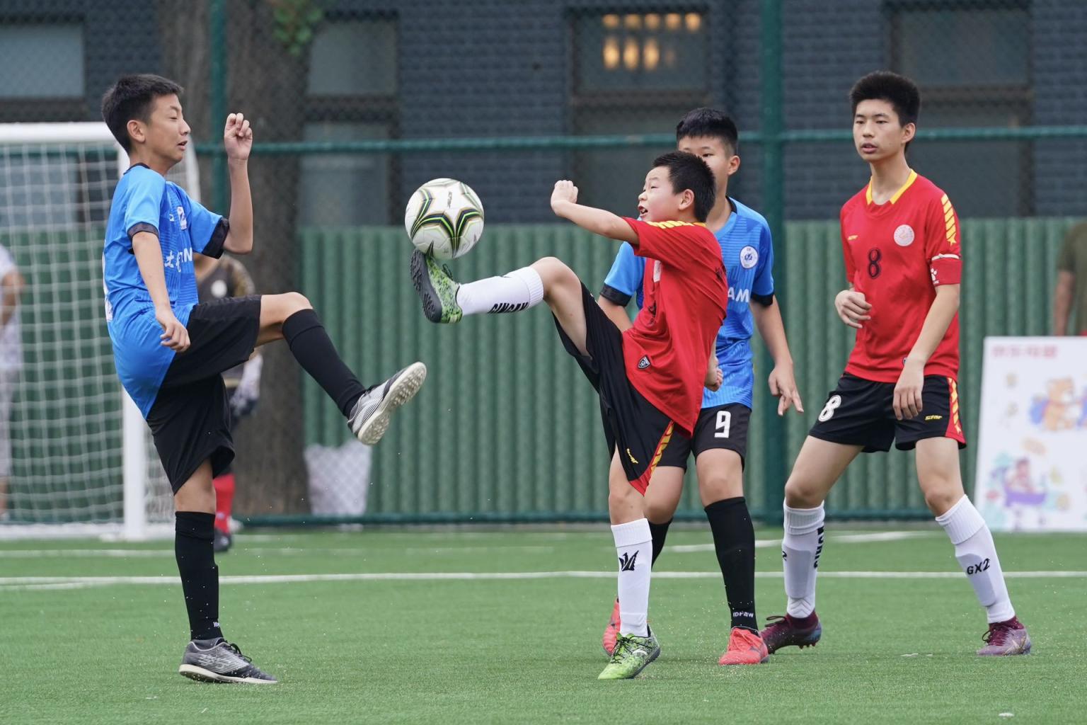 足球比赛搏斗场面,球员展现实力的简单介绍 足球比赛搏斗场面,球员展现实力的简单介绍