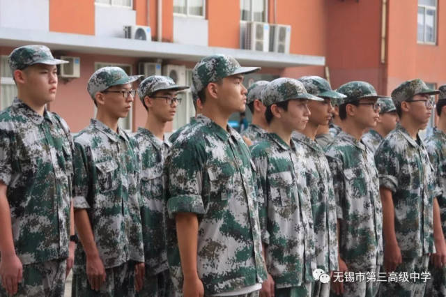 爱游戏官网-豪门盛事：球队飒爽英姿角逐荣耀的简单介绍