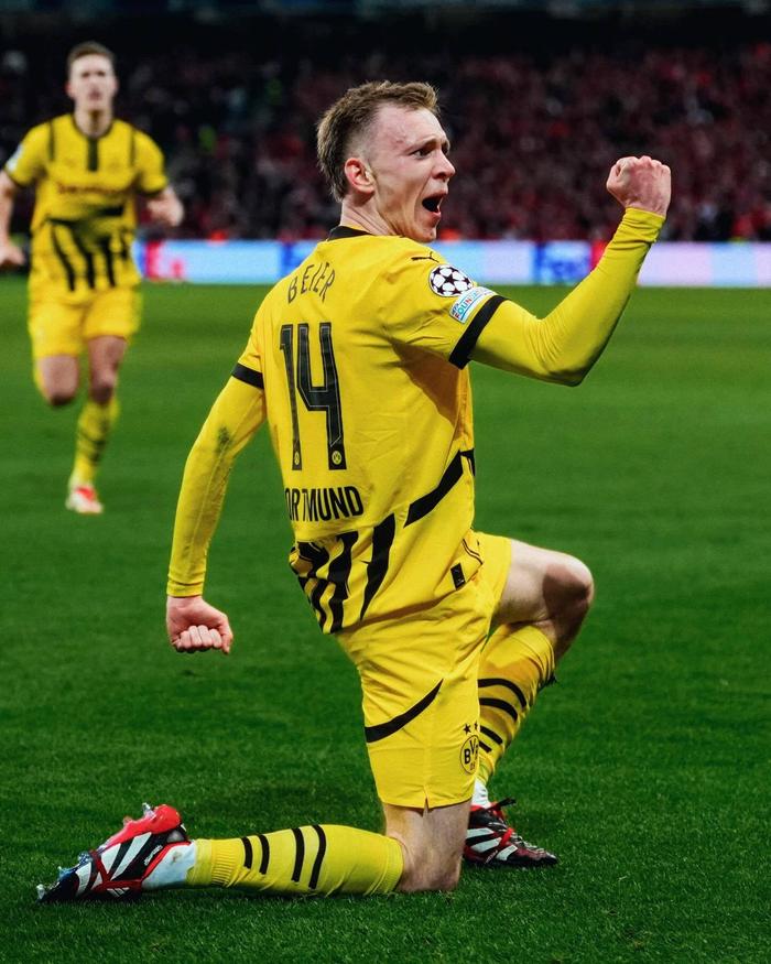 里尔捧杯庆祝,成功晋级欧冠四强 里尔捧杯庆祝,成功晋级欧冠四强