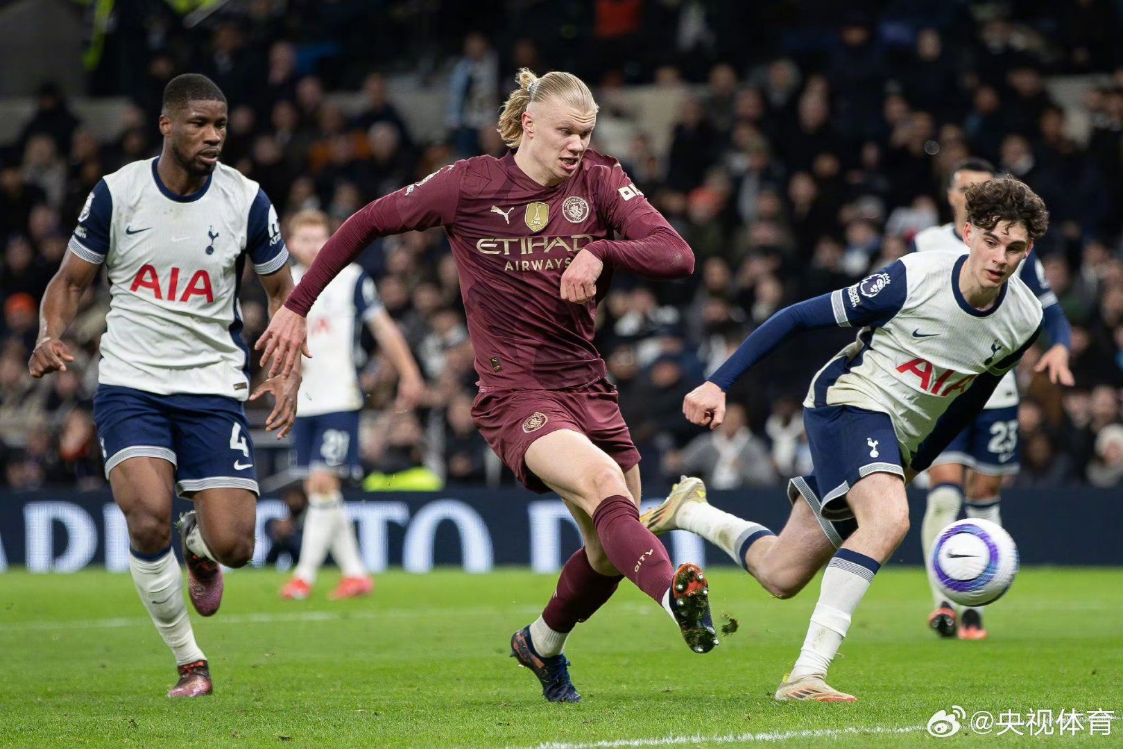 爱游戏app下载-曼城客场表现出色，冲击英超冠军