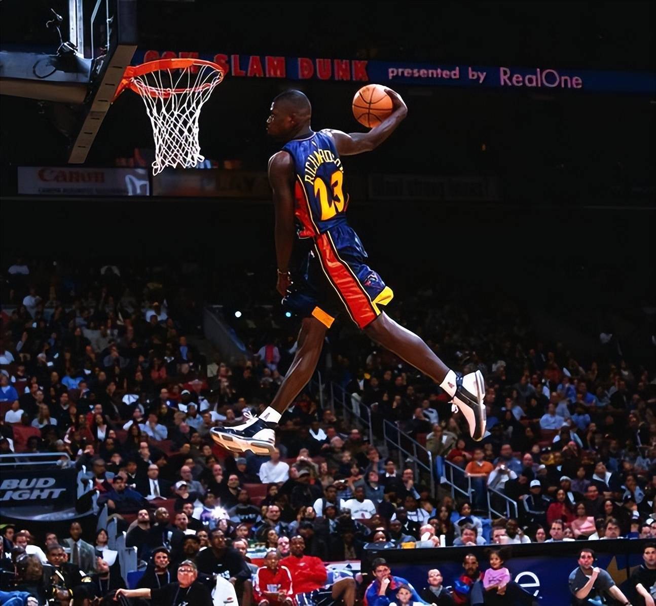 爱游戏在线-篮球比赛中不可思议的表现令人惊叹