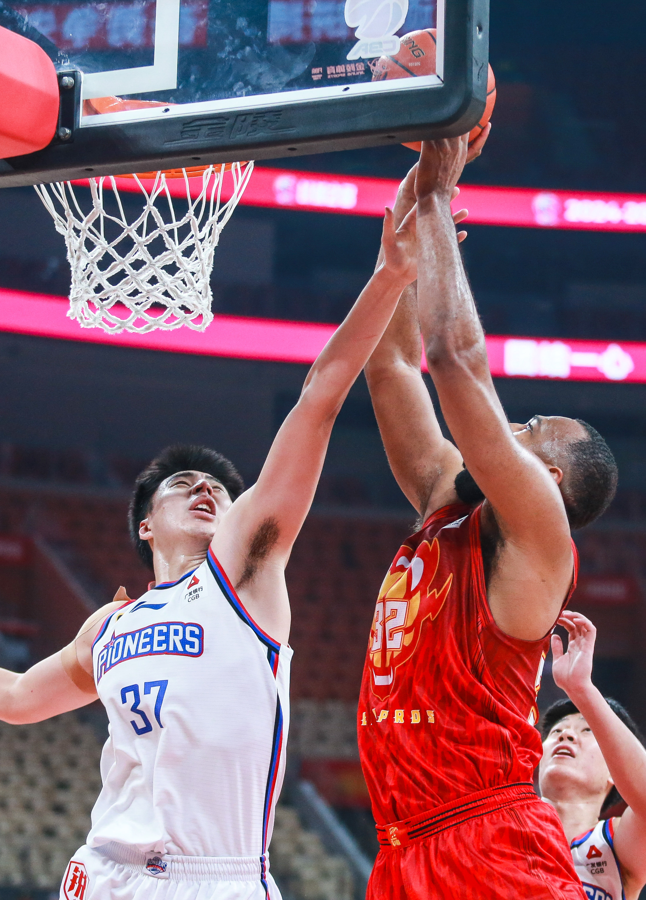 东京奥运会篮球赛场上爆发激烈对决 东京奥运会篮球赛场上爆发激烈对决