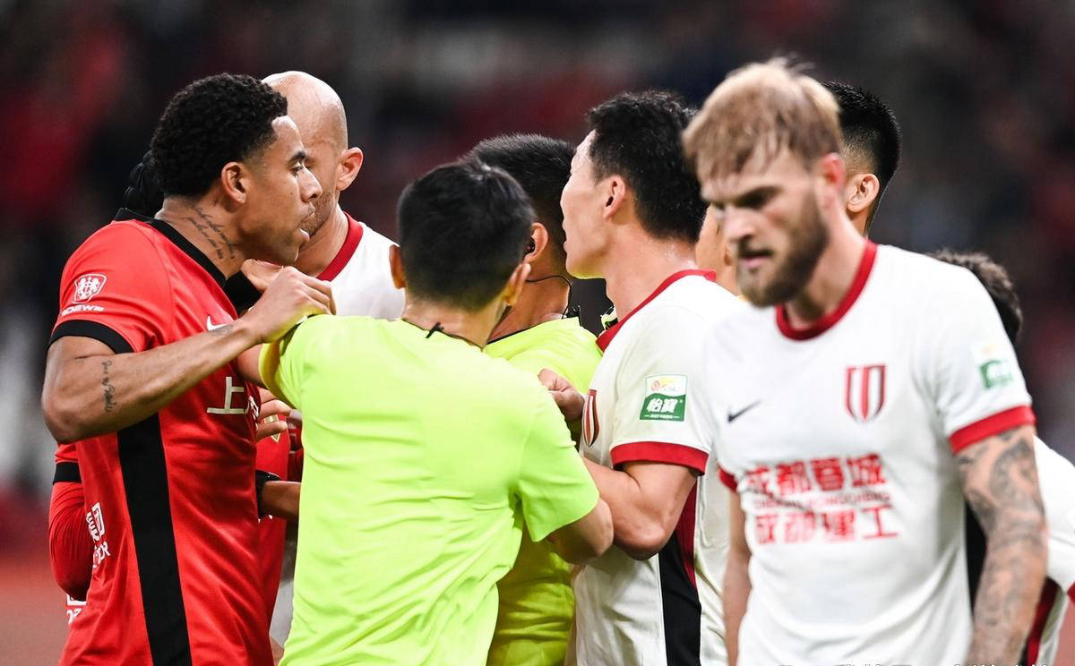 外援连进两球助球队夺冠胜利 外援连进两球助球队夺冠胜利