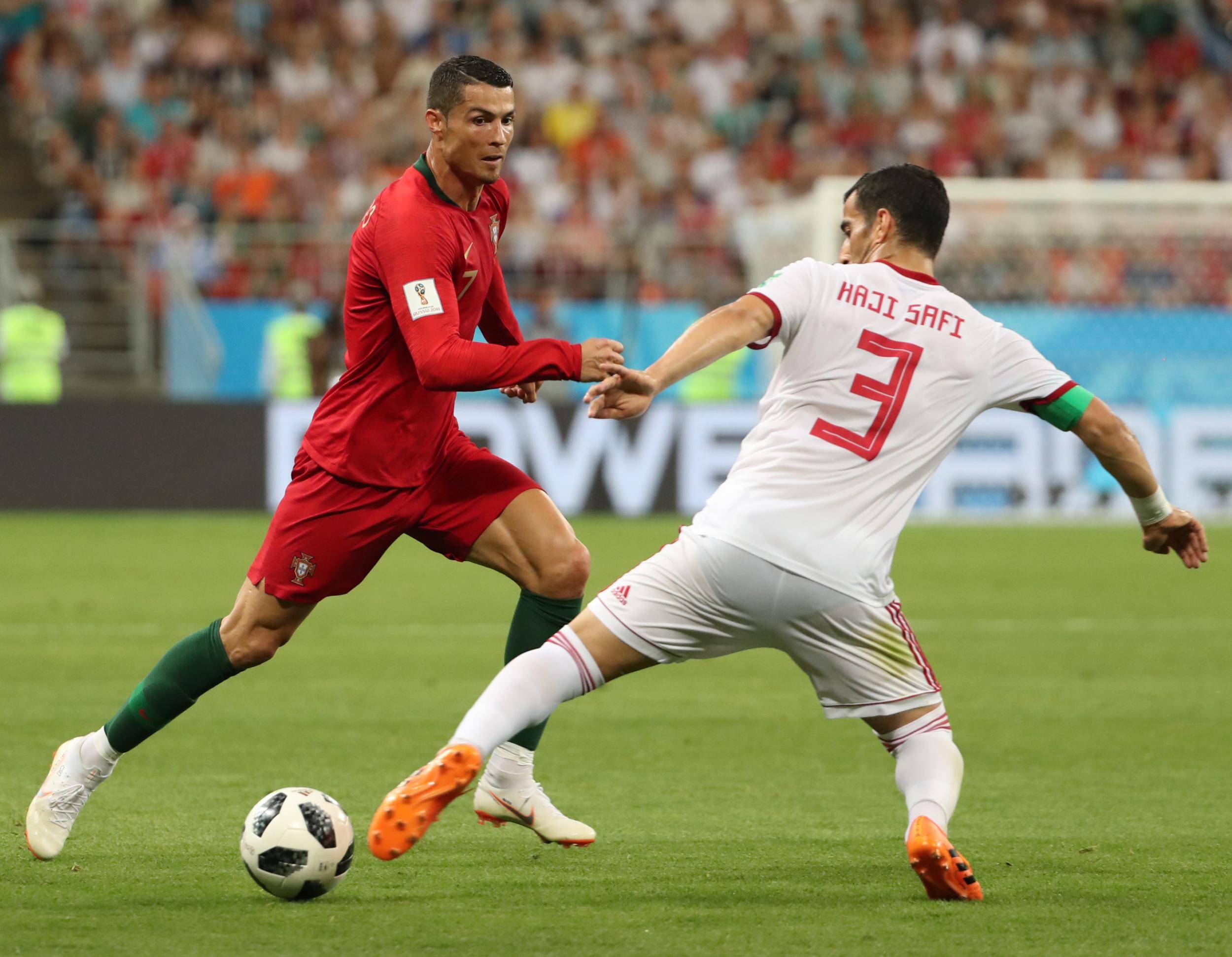 双方球队在欧洲国家杯比赛中展开了激烈对抗 双方球队在欧洲国家杯比赛中展开了激烈对抗