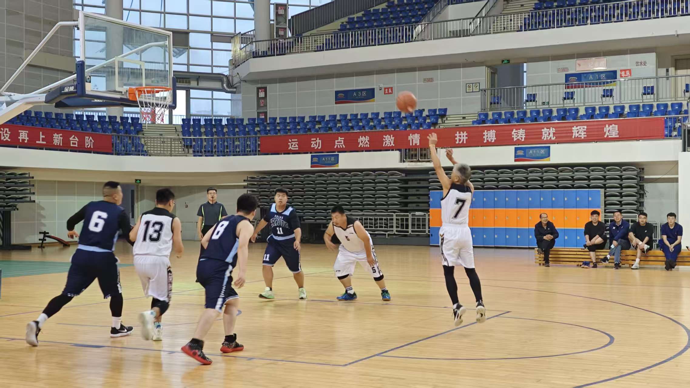 爱游戏在线登录-激动人心的对抗，令球迷沉浸在篮球激情中