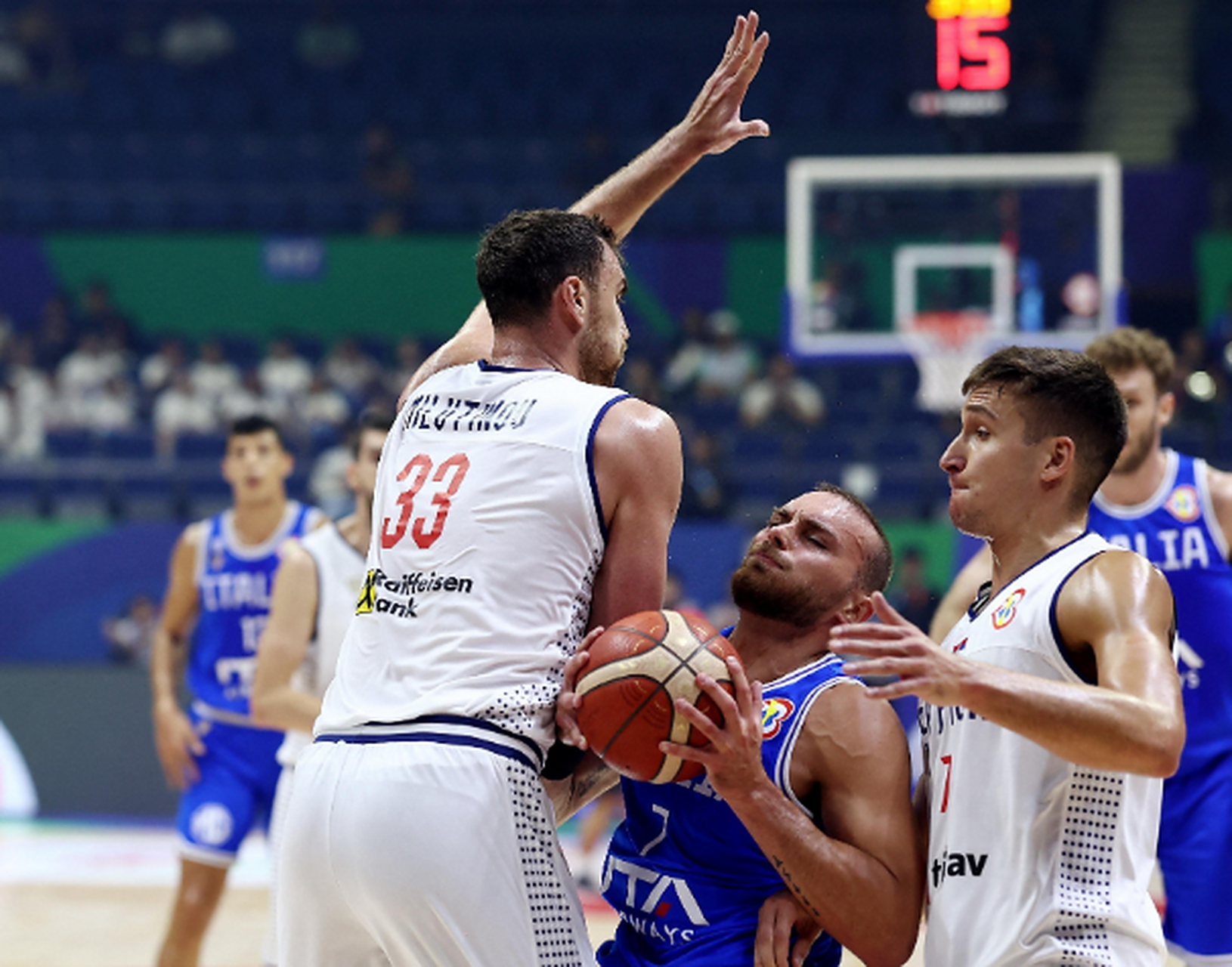 爱游戏中国官网-意大利惊险逆袭，赛季前景蓝天如水